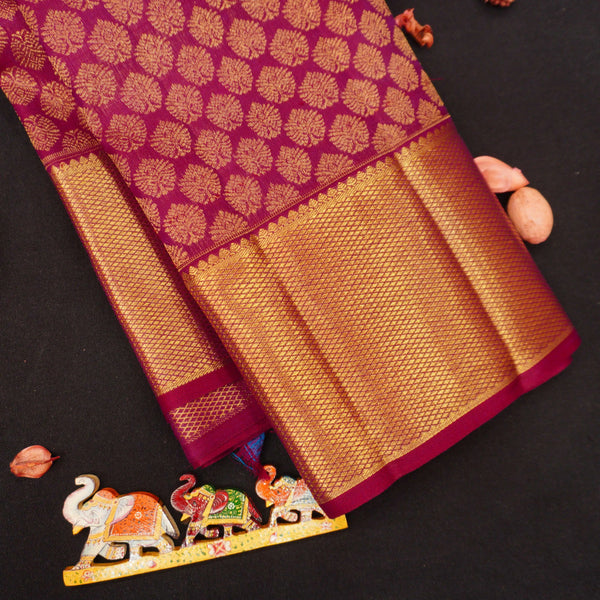close view of premium bridal kanchipuram silk saree in Aesthetic maroon colour in pure gold zari
