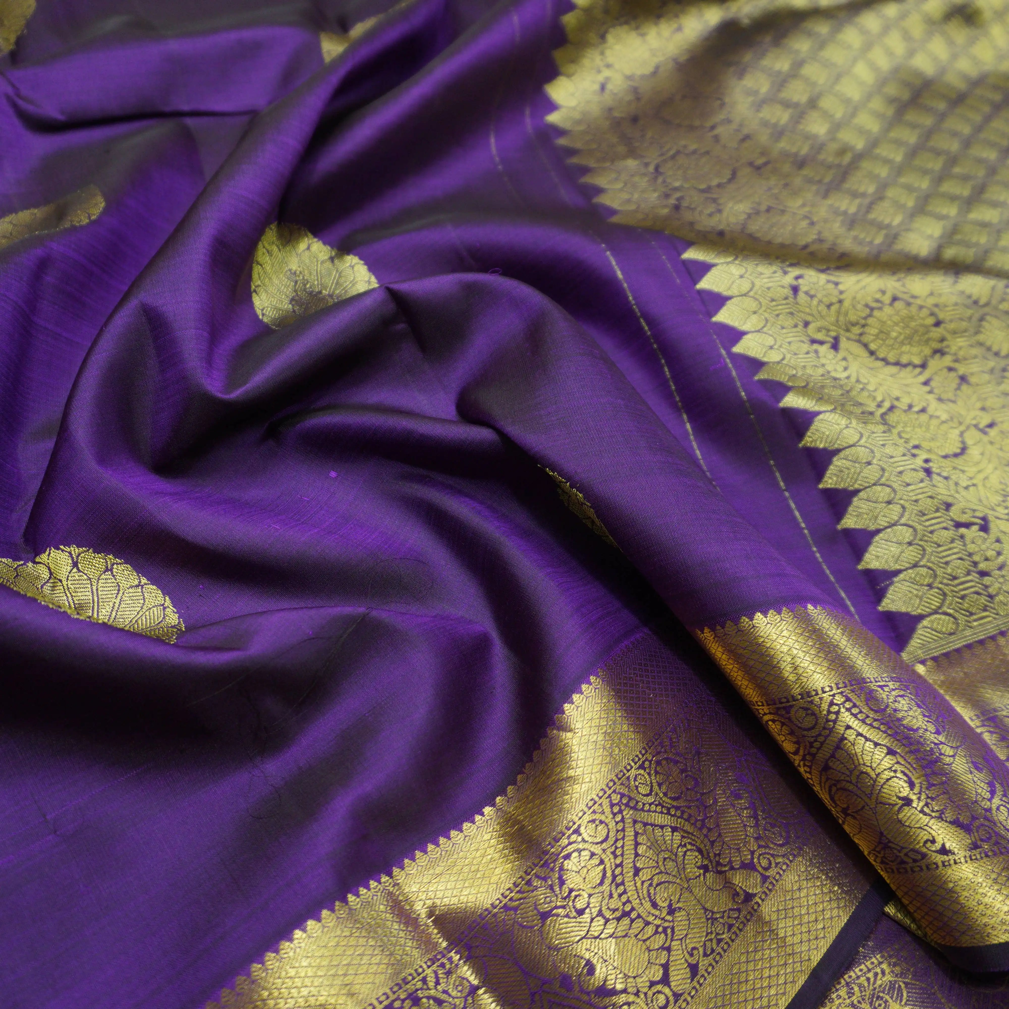 Handloom Kanchipuram Silk Saree in Navalpazham with Traditional Peacock Design